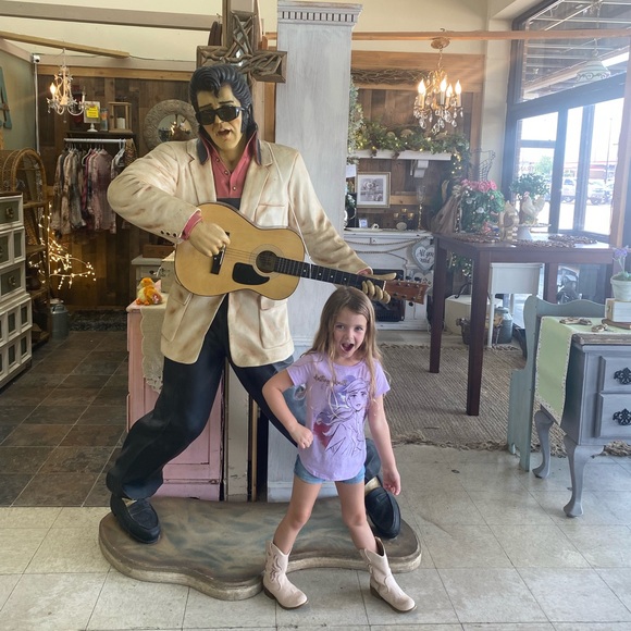 Meet your Posher, Tiffany - Picture 3 of 3